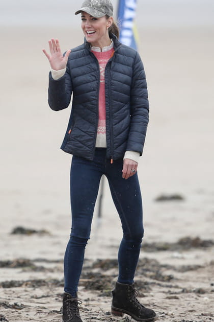 Kate Middleton en jean skinny brut et casquette