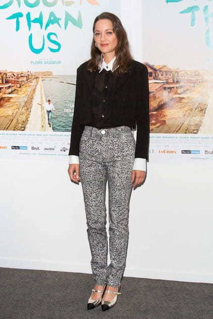 Marion Cotillard en pull chemise et pantalon à paillettes