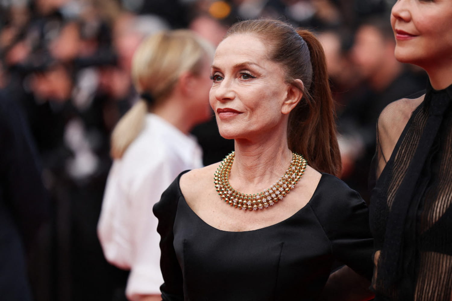 At 72, Isabelle Huppert imposes the most chic lipstick color in autumn