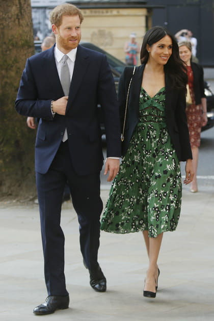 Meghan Markle en robe mi-longue verte &agrave; imprim&eacute;