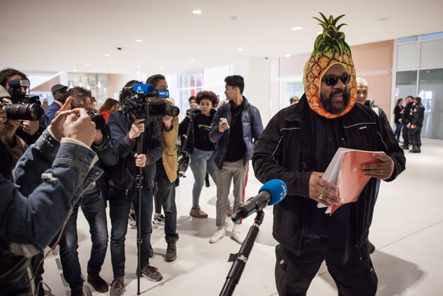 Dieudonn&eacute; et sa t&ecirc;te d'ananas au Tribunal correctionnel de Paris