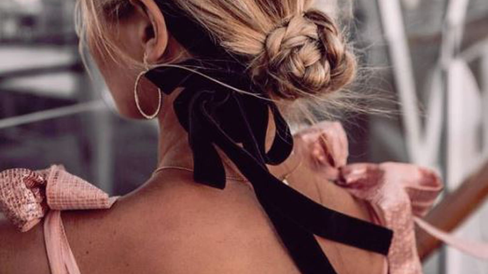 Le mini chignon tressé