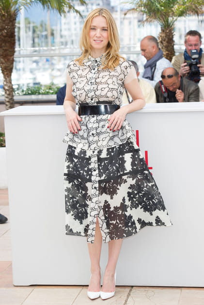 Léa Drucker en robe bicolore imprimée