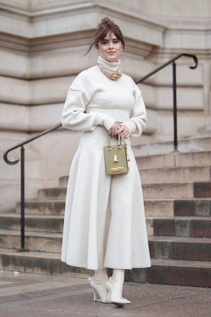 Valentina Ferragni en pull et jupe en laine cr&egrave;me au d&eacute;fil&eacute; Schiaparelli haute couture printemps-&eacute;t&eacute; 2024