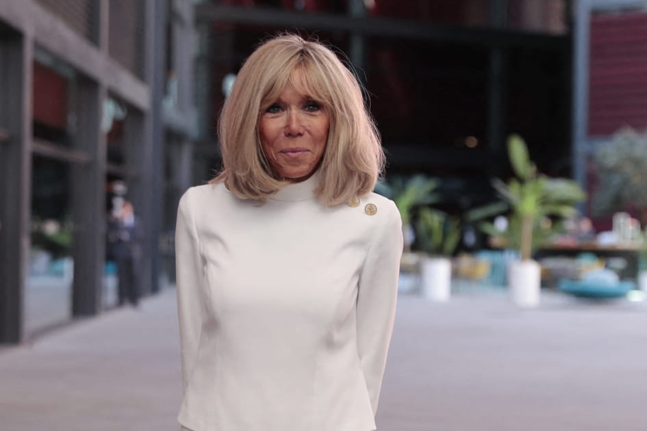 Brigitte Macron, romantique avec ses pommettes ros&eacute;es