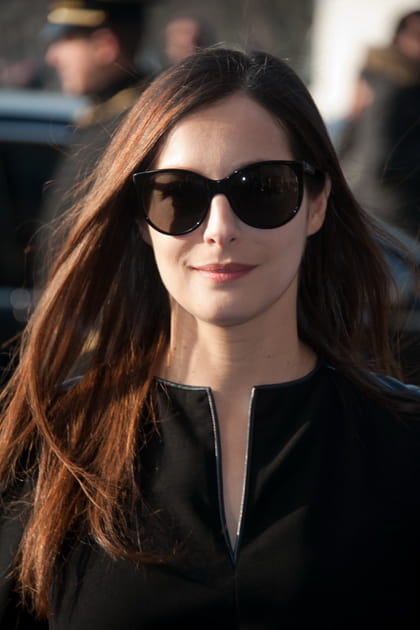 Amira Casar en lunettes de soleil noires surdimensionn&eacute;es