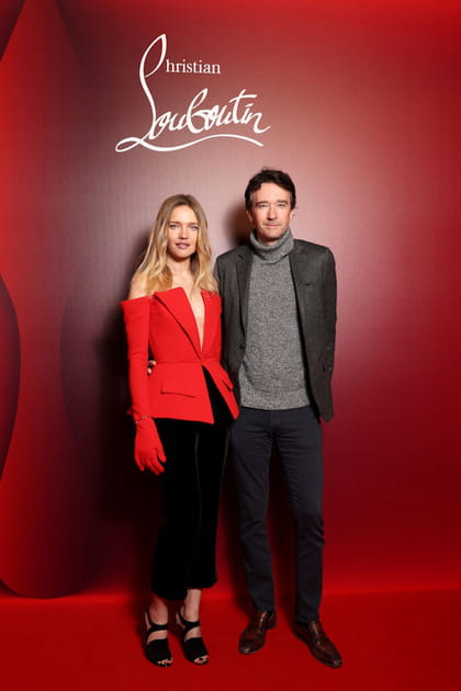 Natalia Vodianova en blazer bustier structuré rouge et Antoine Arnault en pull gris à col roulé à l'événement Louboutin