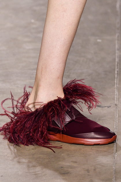 Les baskets-mules &agrave; plumes du d&eacute;fil&eacute; Christopher Kane