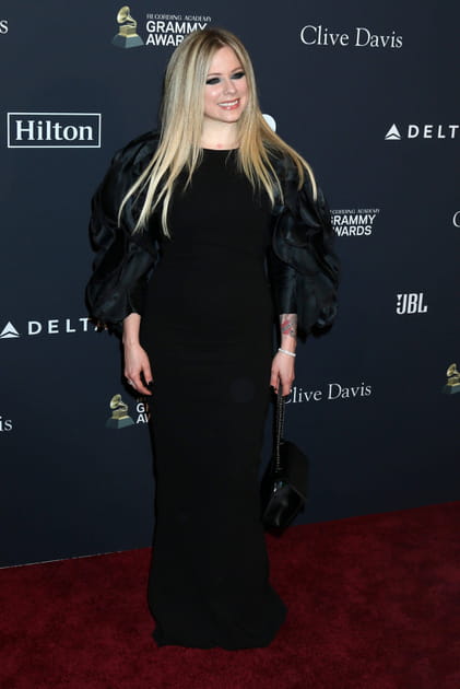 Avril Lavigne en robe longue noire aux manches bouffantes