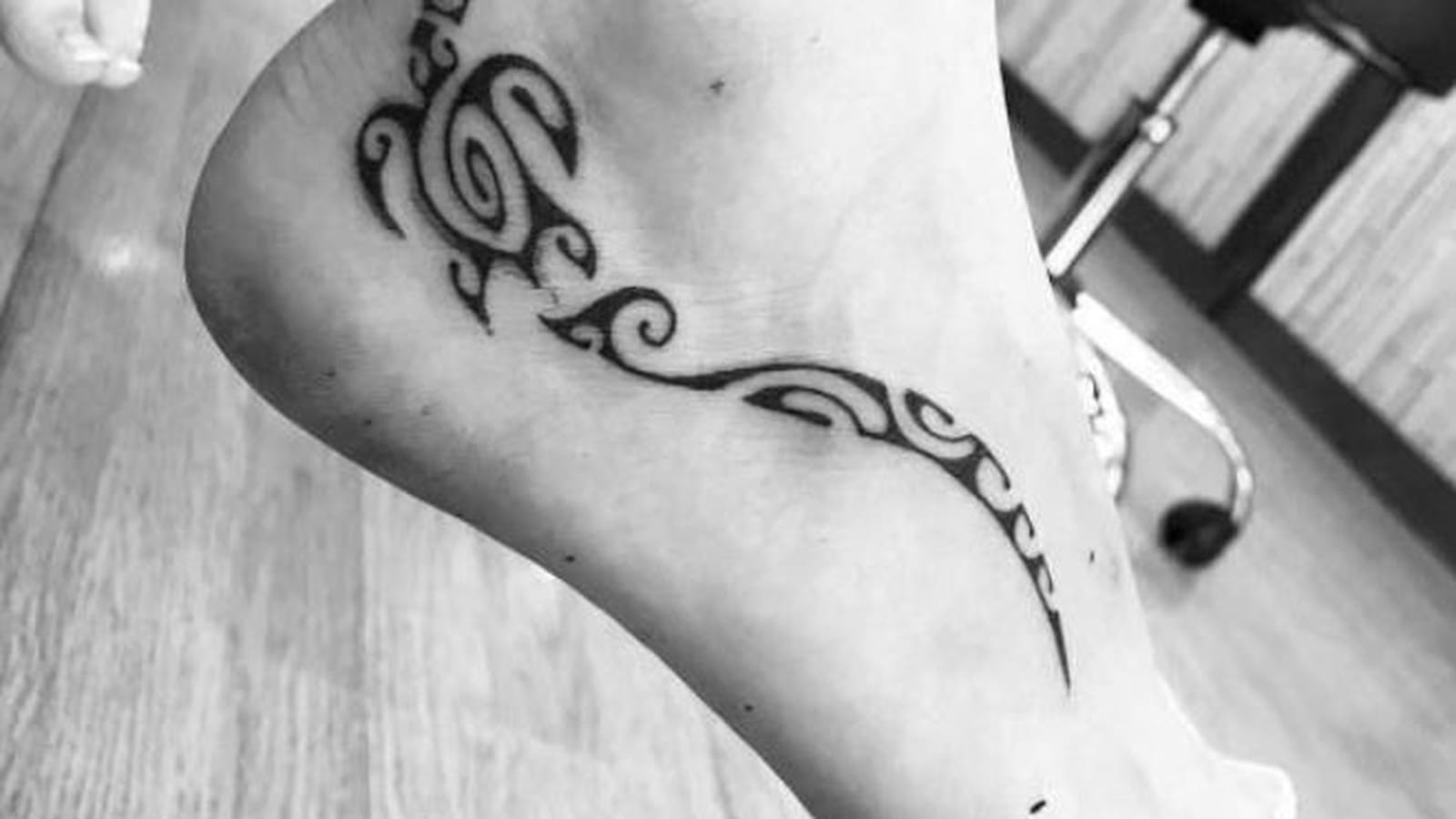 Tortue maori sur la cheville