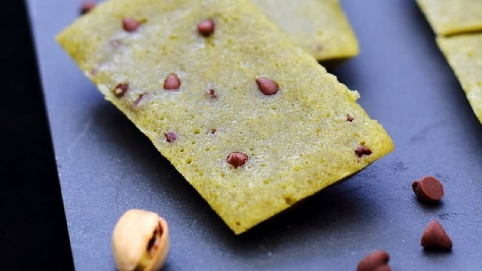 Financiers moelleux aux pistaches et pépites de chocolat au lait