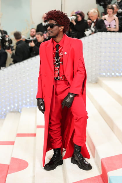 Labrinth en manteau, pantalon et chemise rouges Valentino