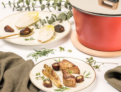 Foie gras chaud, dattes fourrées au citron et feuilles d’endives caramélisées