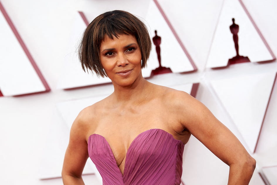 Le carr&eacute; court avec mini frange de Halle Berry