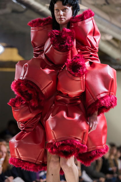 La robe &agrave; boules rouges&nbsp;du d&eacute;fil&eacute; Comme Des Gar&ccedil;ons