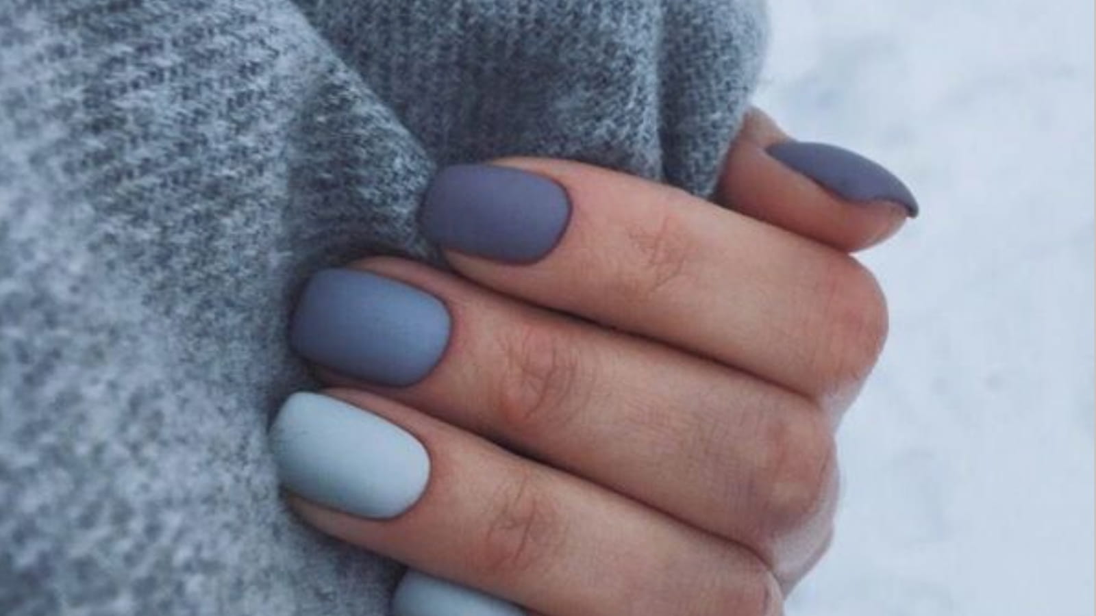 Des ongles bleu gris