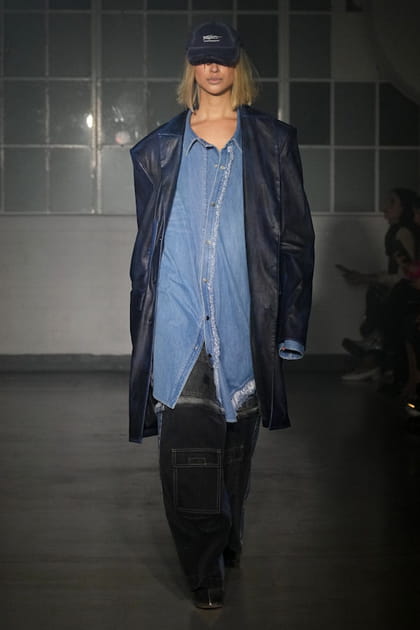 Chemise en jean et veste en cuir aper&ccedil;us sur le d&eacute;fil&eacute; KWK by Kay Kowk