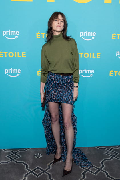 Charlotte Gainsbourg en mini jupe imprimé léopard