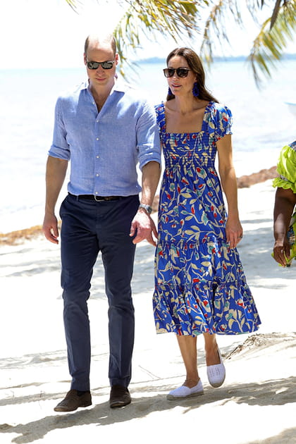 Kate Middleton en robe bleue à fleurs et boucles d'oreilles assorties