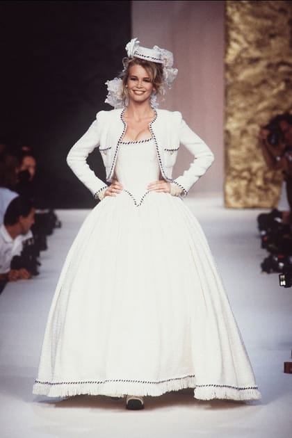 Silhouette Chanel en robe de mari&eacute;e blanche en tweed et veste coordonn&eacute;e