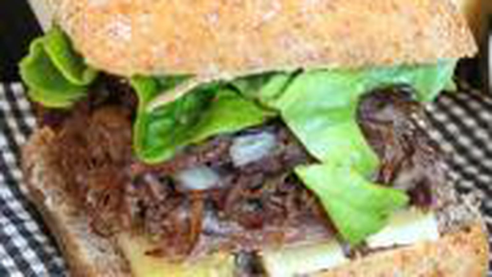 Burger au confit de canard, cantal, chutney de poires et brochette de pommes de terre grenaille