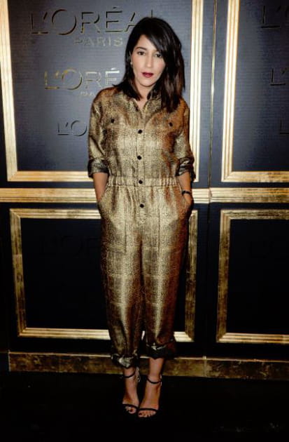 Le&iuml;la Bekhti en combinaison dor&eacute;e textur&eacute;e