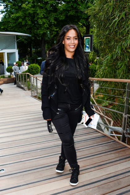 Amel Bent en total look noir et lunettes de soleil