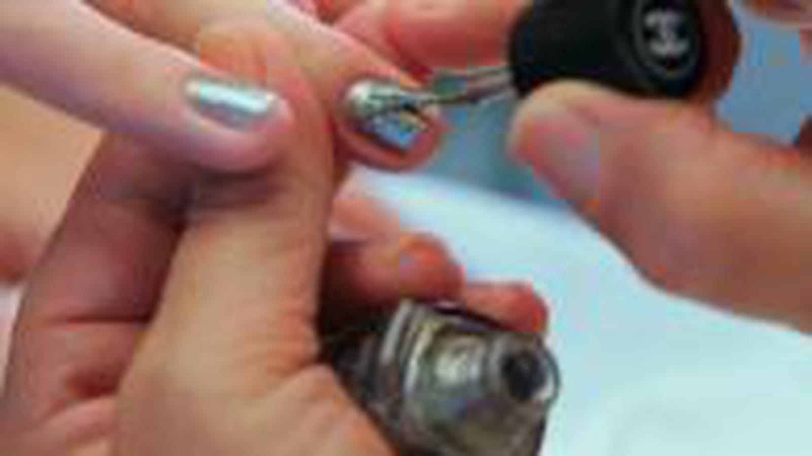 Des ongles tendance avec le vernis Graphite de Chanel
