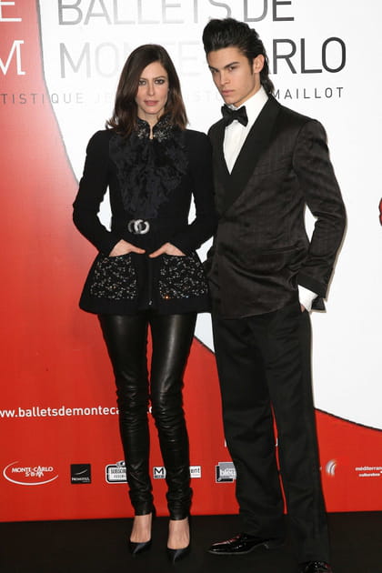 Baptiste Giabiconi en costume noir et nœud papillon et coupe mulet