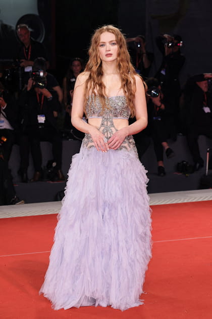 Sadie Sink en robe lilas &agrave; plumes&nbsp;Alexander McQueen