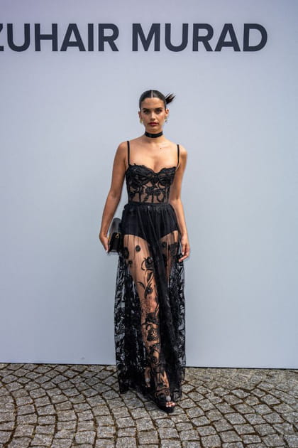 Sara Sampaio en robe à bretelles noire au défilé Zuhair Murad haute couture automne-hiver 2023-2024