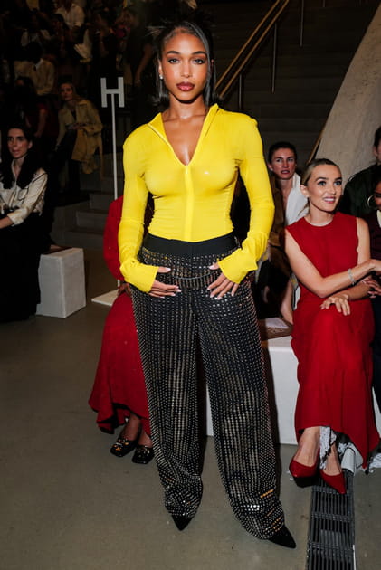 Lori Harvey en top jaune et pantalon clout&eacute; au d&eacute;fil&eacute; Tory Burch printemps-&eacute;t&eacute; 2024