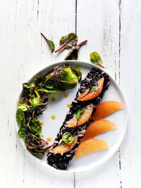 Salade de crabe et riz noir au pamplemousse