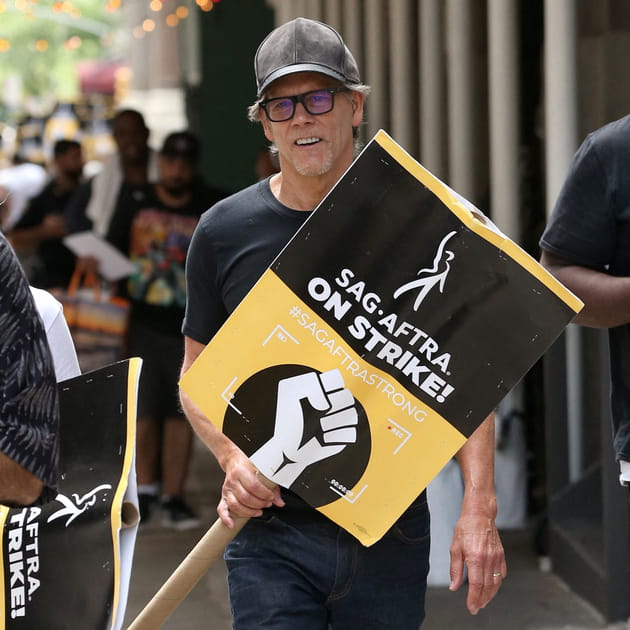 Kevin Bacon fait gr&egrave;ve devant les bureaux de Warner Bros