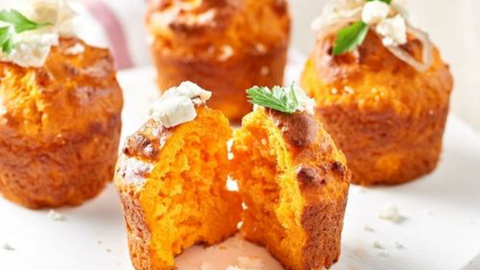 Muffins aux tomates, oignons caramélisés et feta