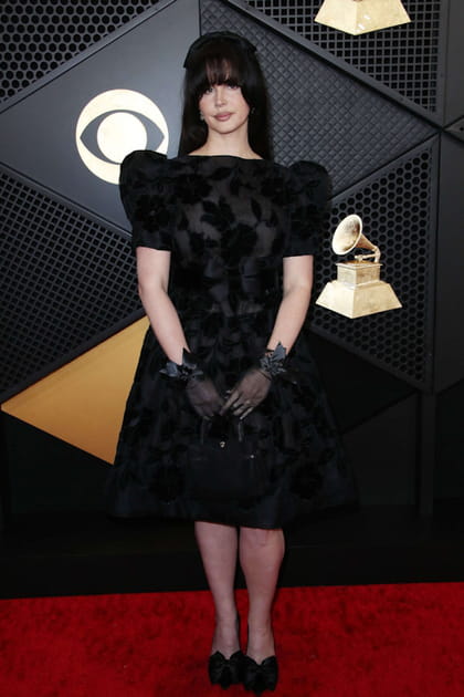 Lana del Rey en robe noire à fleurs