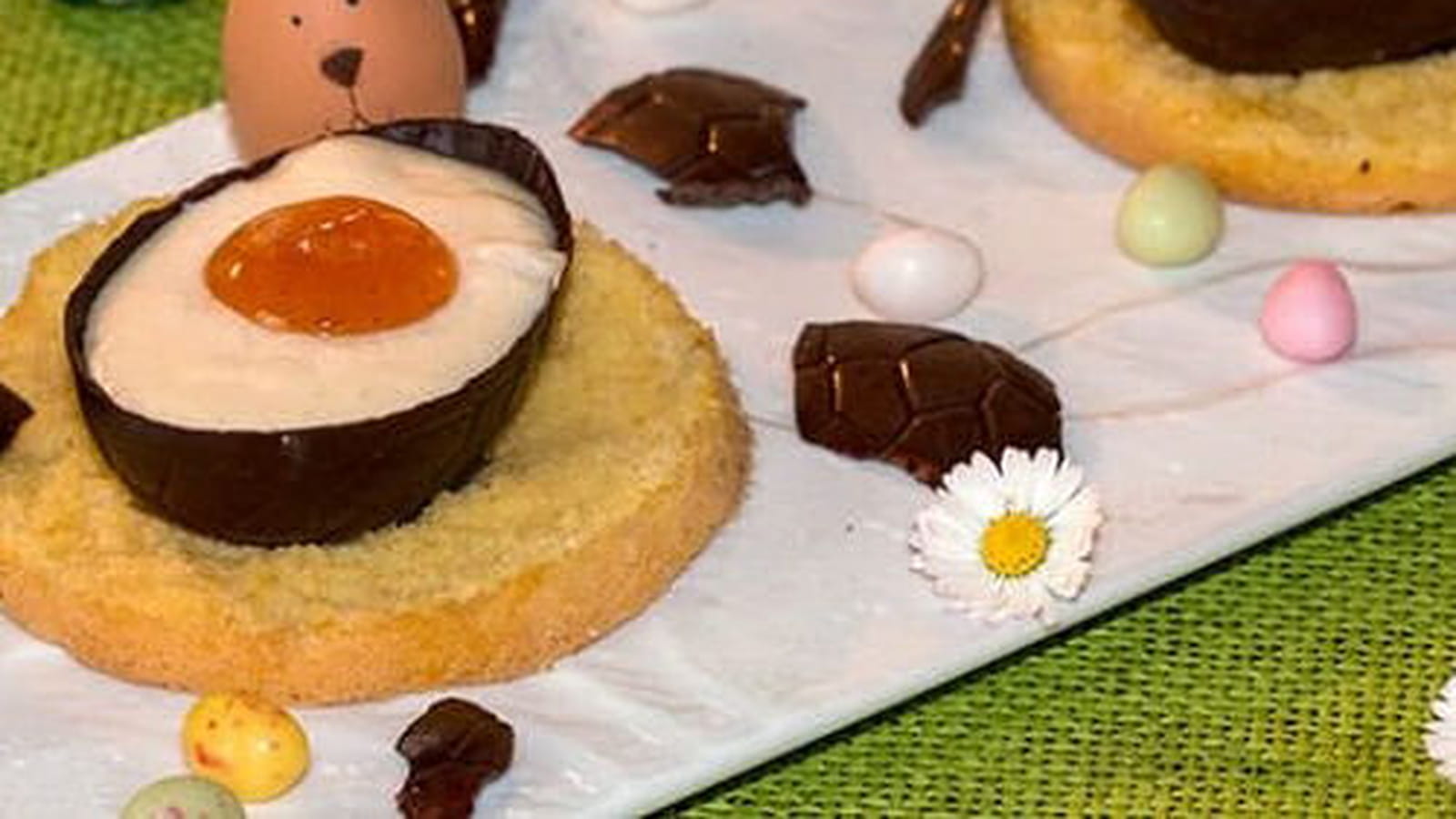 Oeufs à la mousse au chocolat blanc et coque chocolat noir