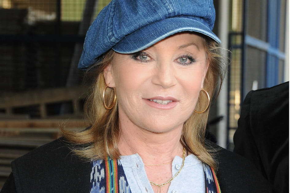 Sheila, styl&eacute;e avec sa coiffure accessoiris&eacute;e