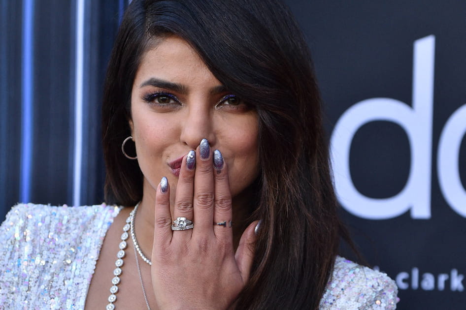 Les ongles paillet&eacute;s de Priyanka Chopra