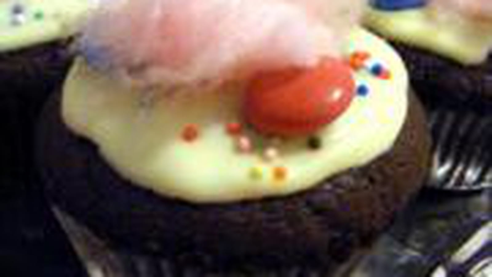 Cupcakes au chocolat, Smarties® et barbe à papa
