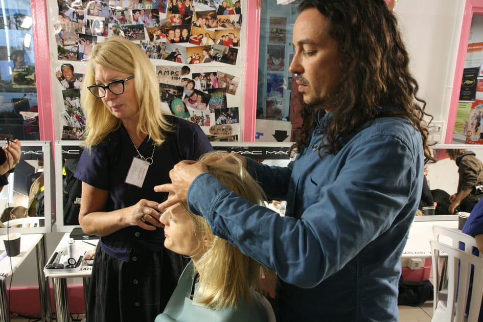 Backstage d&eacute;fil&eacute; Giambattista Valli&nbsp;: travail d'&eacute;quipe