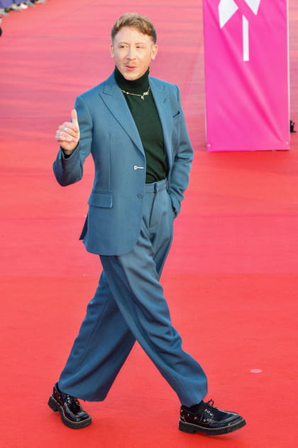 Eddy de Pretto en costume bleu