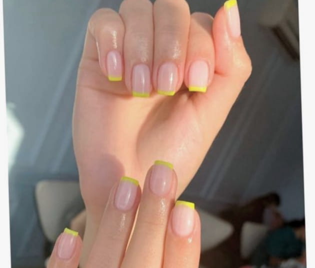 Une french manucure jaune fluo