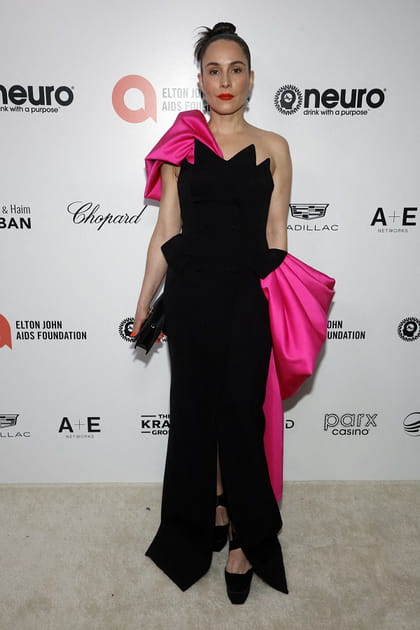 Noomi Rapace&nbsp;en robe bustier noire fendue et empi&egrave;cements roses Moschino