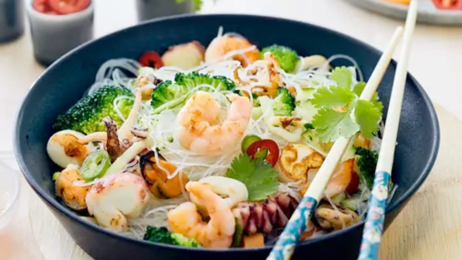 Salade de fruits de mer aux légumes et nouilles chinoises