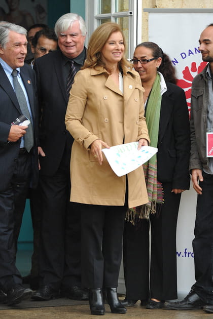 Valerie Trierweiler en trench camel et pantalon noir