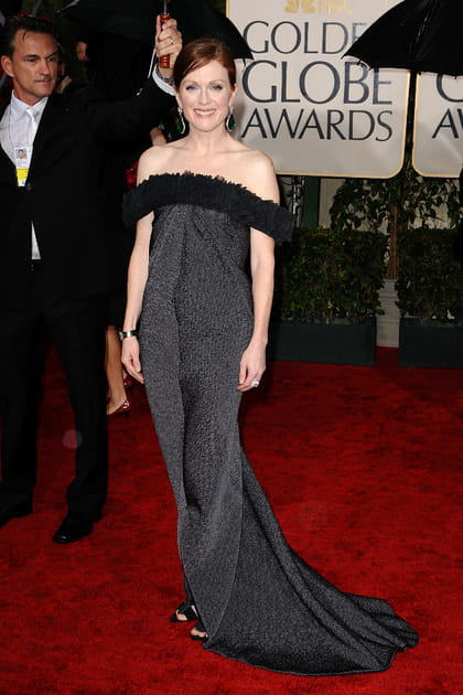 Julianne Moore en robe noire &agrave; encolure Bardot