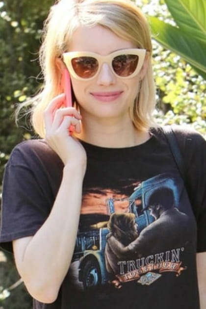 Emma Roberts en lunettes de soleil jaune p&acirc;le
