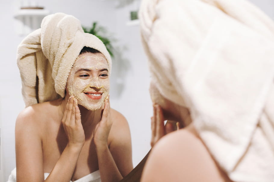 Gommage du visage : conseils, bons gestes et recettes pour faire peau nette
