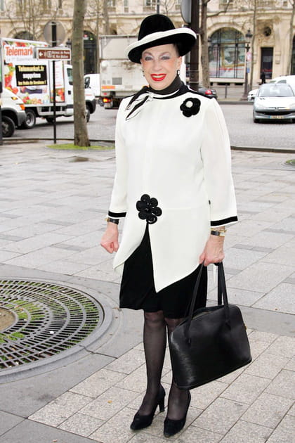 Geneviève de Fontenay en chapeau bicolore, veste blanche et jupe noire